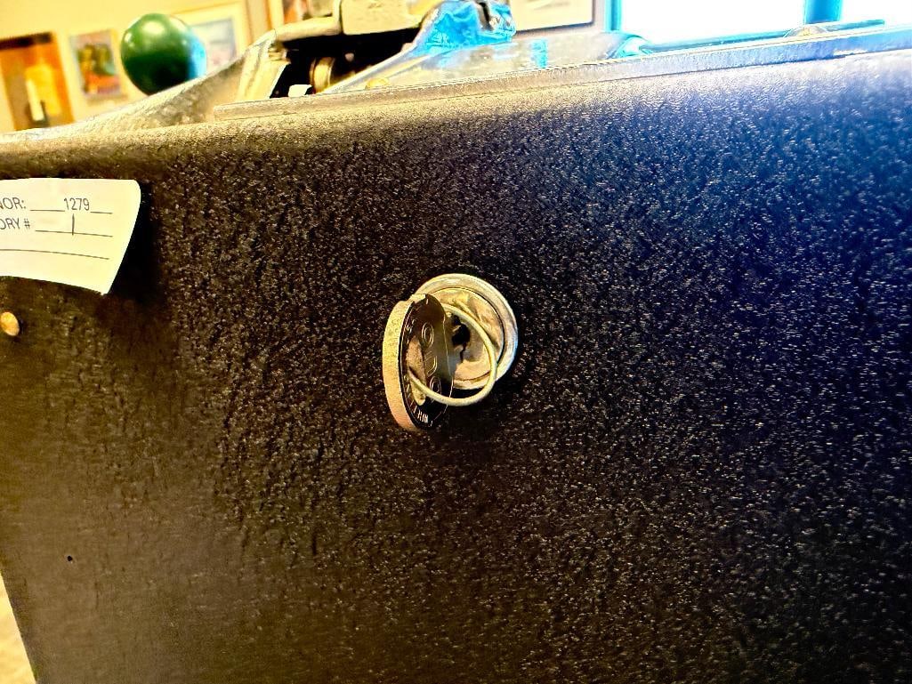 VINTAGE CIRCA 1980'S PACE ROLL-A-TOP ALUMINUM 10 CENT / DIME SLOT MACHINE FROM HARRAH'S CASINO - 13