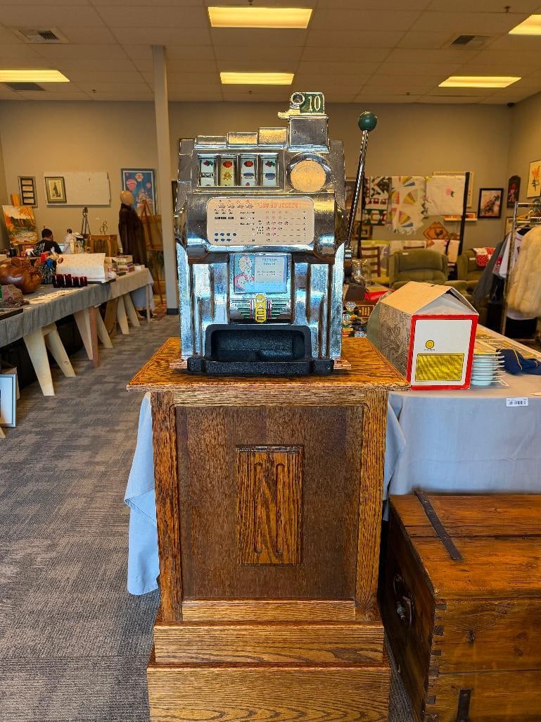 VINTAGE CIRCA 1980'S PACE ROLL-A-TOP ALUMINUM 10 CENT / DIME SLOT MACHINE FROM HARRAH'S CASINO - 2