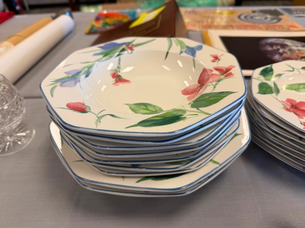 25 PIECES OF MIKASA GALLERY DV007 FRENCH SILK PATTERN PORCELAIN TABLEWARE - 10