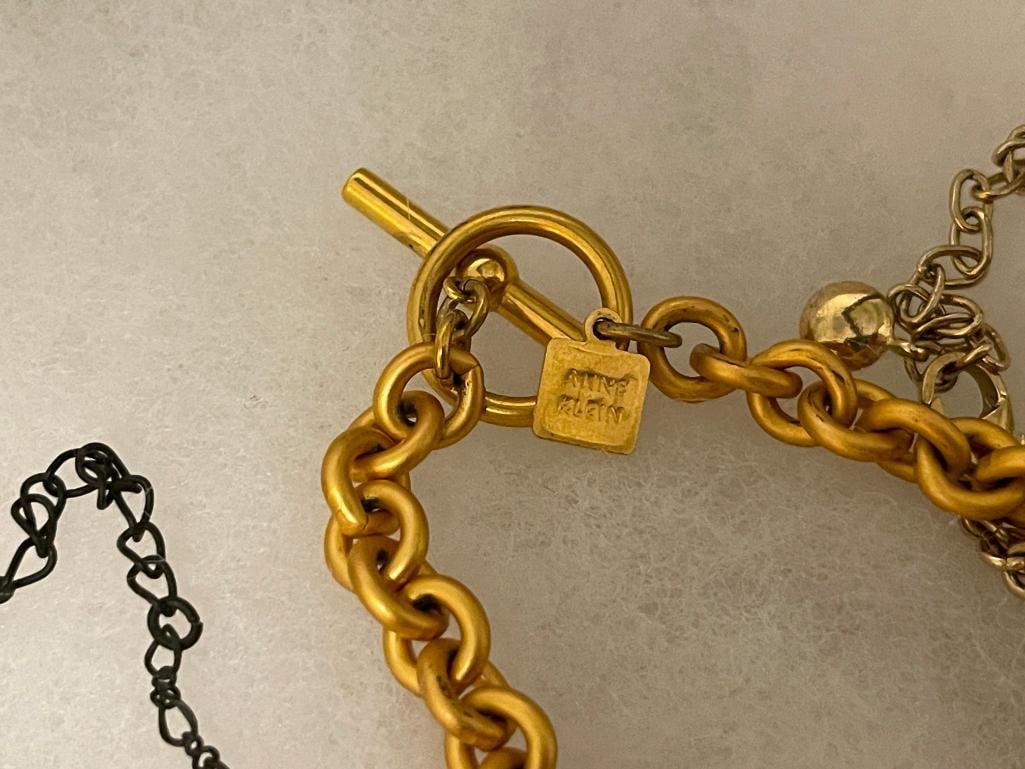 ASSORTED GOLD TONE LADIES COSTUME JEWELRY FEATURING PENDANT NECKLACES, BROOCHES, PENDANTS - 10