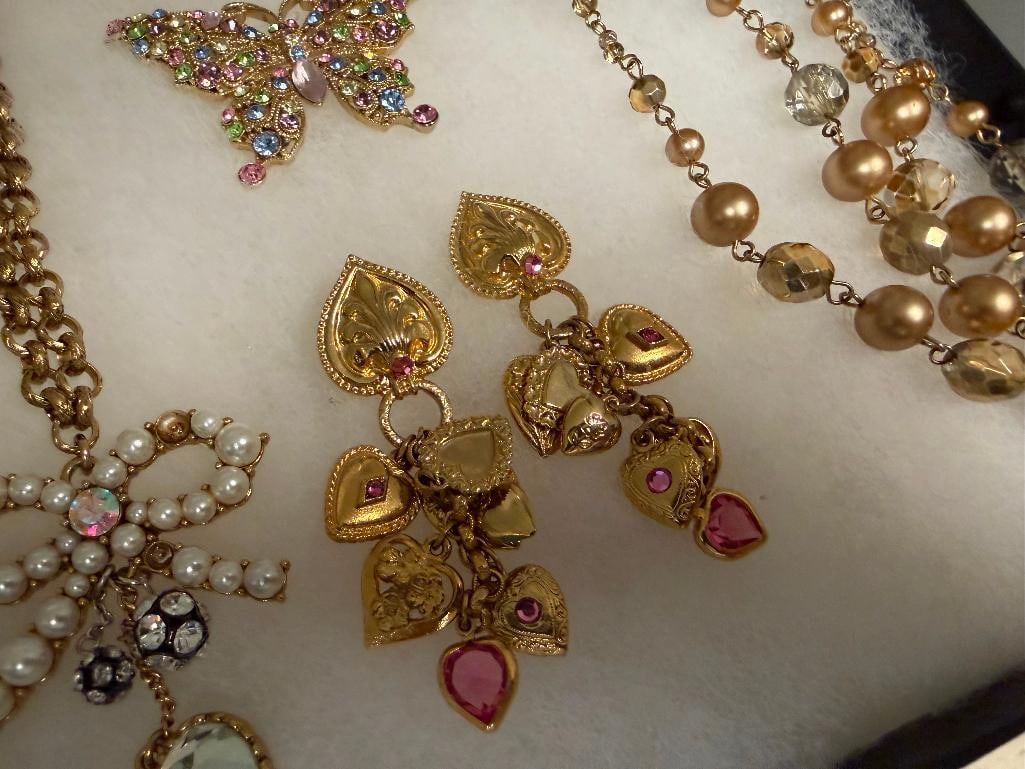 ASSORTED GOLD TONE LADIES COSTUME JEWELRY FEATURING PENDANT NECKLACES, BROOCHES, PENDANTS - 3