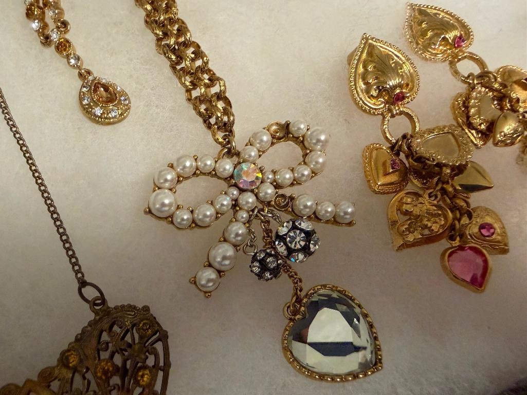 ASSORTED GOLD TONE LADIES COSTUME JEWELRY FEATURING PENDANT NECKLACES, BROOCHES, PENDANTS - 4