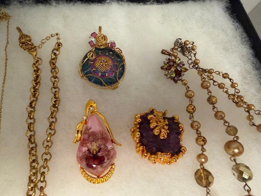 ASSORTED GOLD TONE LADIES COSTUME JEWELRY FEATURING PENDANT NECKLACES, BROOCHES, PENDANTS - 5