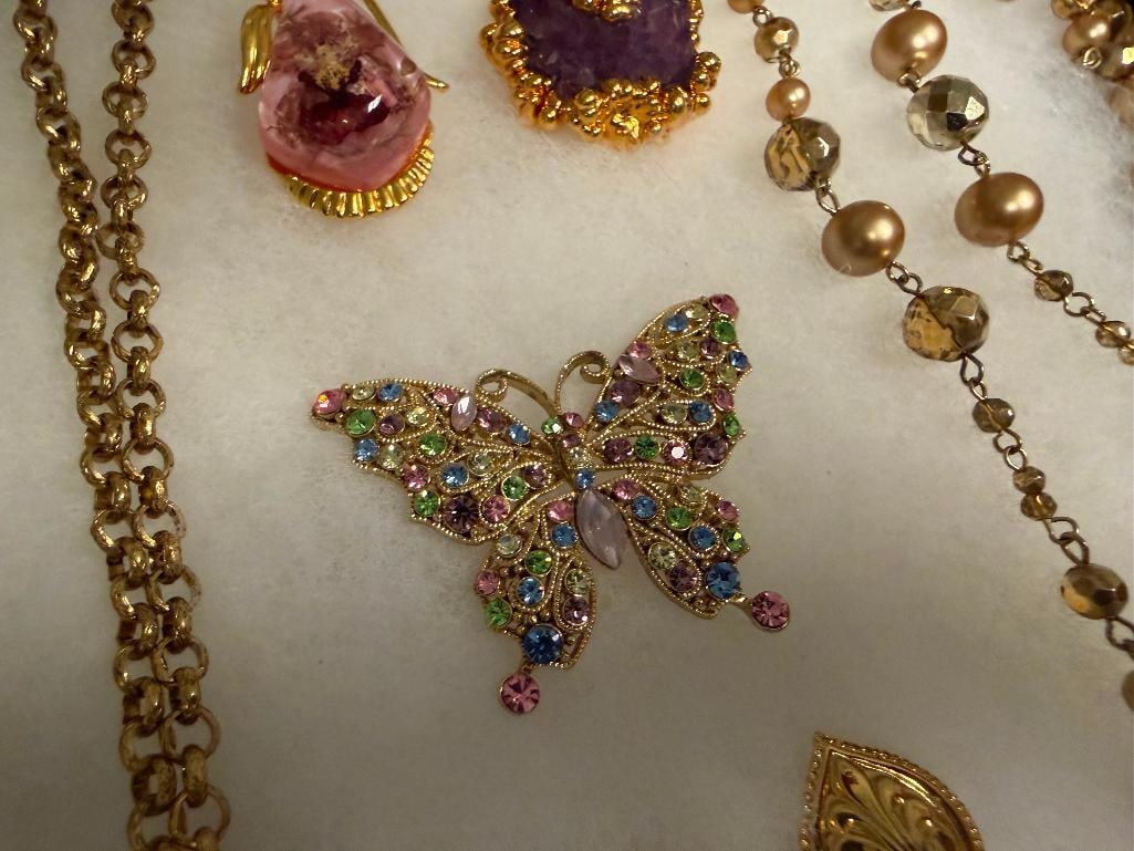 ASSORTED GOLD TONE LADIES COSTUME JEWELRY FEATURING PENDANT NECKLACES, BROOCHES, PENDANTS - 6