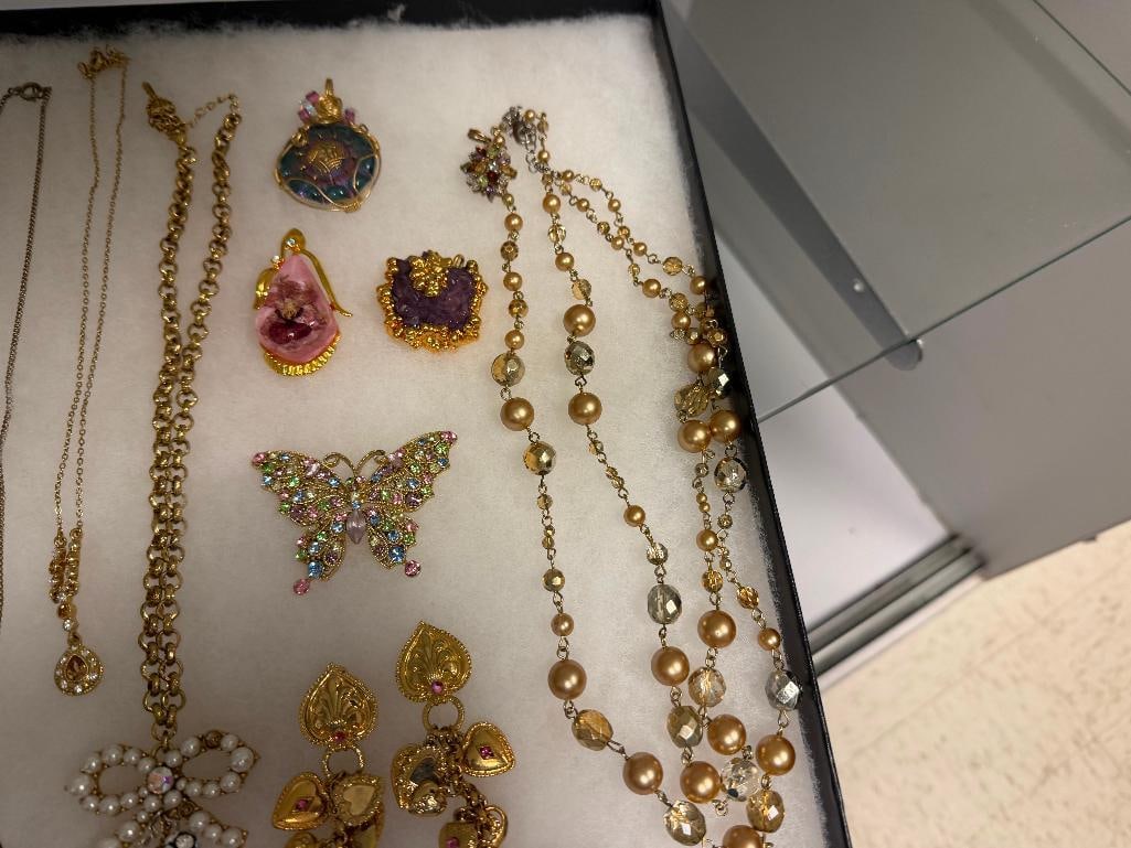 ASSORTED GOLD TONE LADIES COSTUME JEWELRY FEATURING PENDANT NECKLACES, BROOCHES, PENDANTS - 7