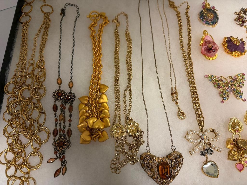 ASSORTED GOLD TONE LADIES COSTUME JEWELRY FEATURING PENDANT NECKLACES, BROOCHES, PENDANTS - 8