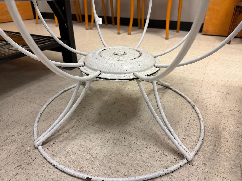 VINTAGE MID-CENTURY WROUGHT IRON PATIO SIDE TABLE FEATURING DIAMOND GRID MESH TOP - 3