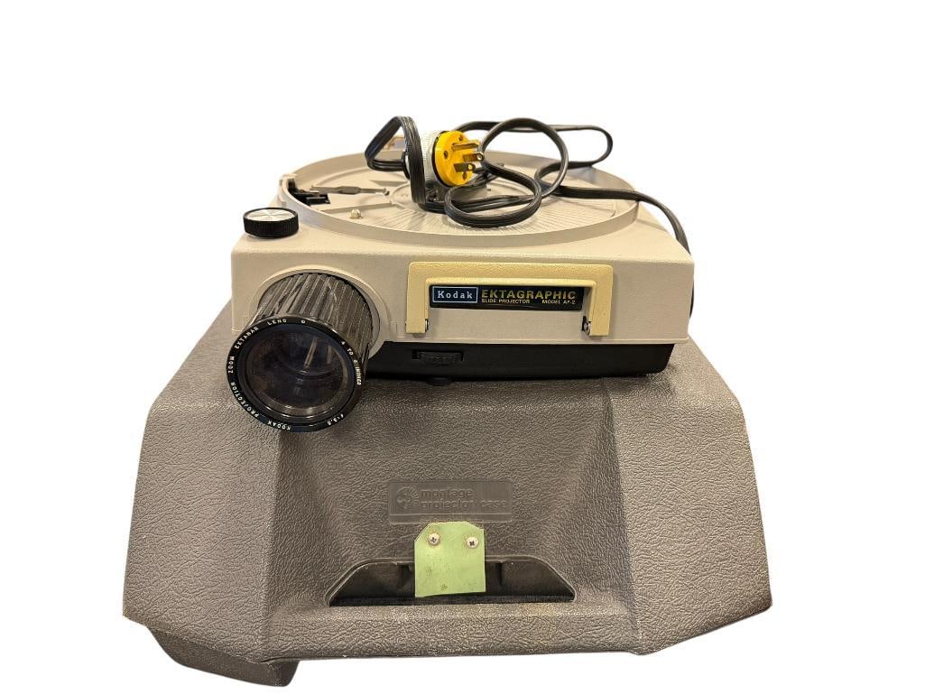 KODAK EKTAGRAPHIC SLIDE PROJECTOR WITH WIRED REMOTE AND HARDSHELL CASE (1 of 9)