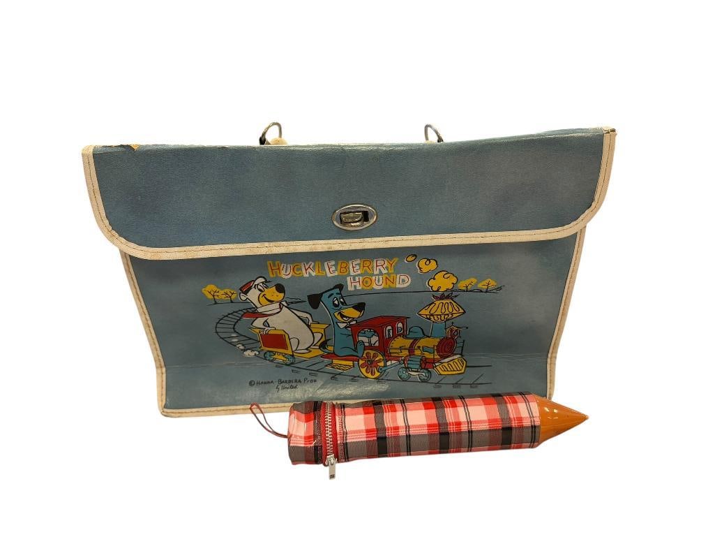 HANNA-BARBERA HUCKLEBERRY HOUND VINYL LUNCH BOX CIRCA 1960'S: LUNCHBOX SHOWS ILLUSTRATED COVER WITH FLAP AND HANDLES, DOES SHOW WEAR AND AGE, PLUS VINYL PENCIL PENCIL HOLDER WITH ZIPPER 13" X 9" LUNCH BOX, 9" PENCIL HOLDER 