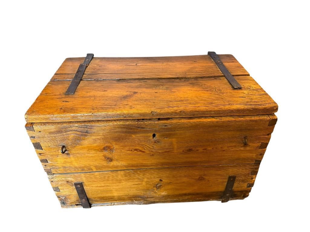 ANTIQUE HAND MADE LARGE DOVETAIL CONSTRUCTED STORAGE TRUNK / CHEST (1 of 10)
