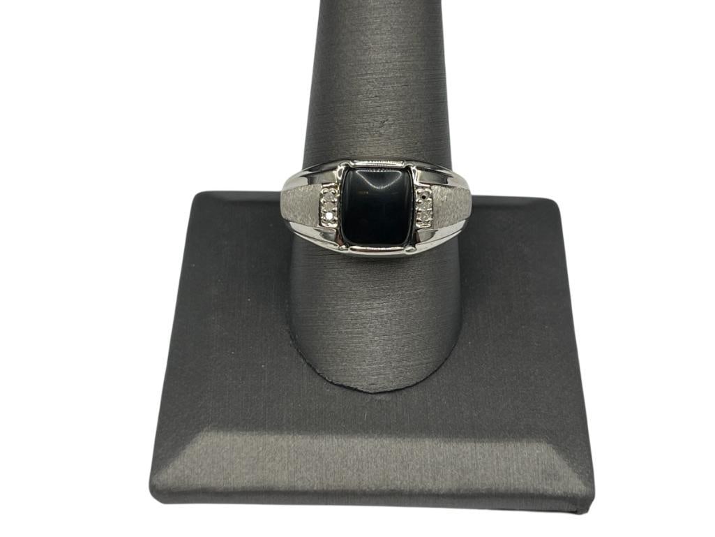 STERLING SILVER ONYX AND DIAMOND RING: FEATURES RECTANGULAR ONYX SET IN CENTER OF DIAMONDS, MISSING ONE DIAMOND SIZE 10, 1MM DIAMONDS, 6.72 GRAMS 