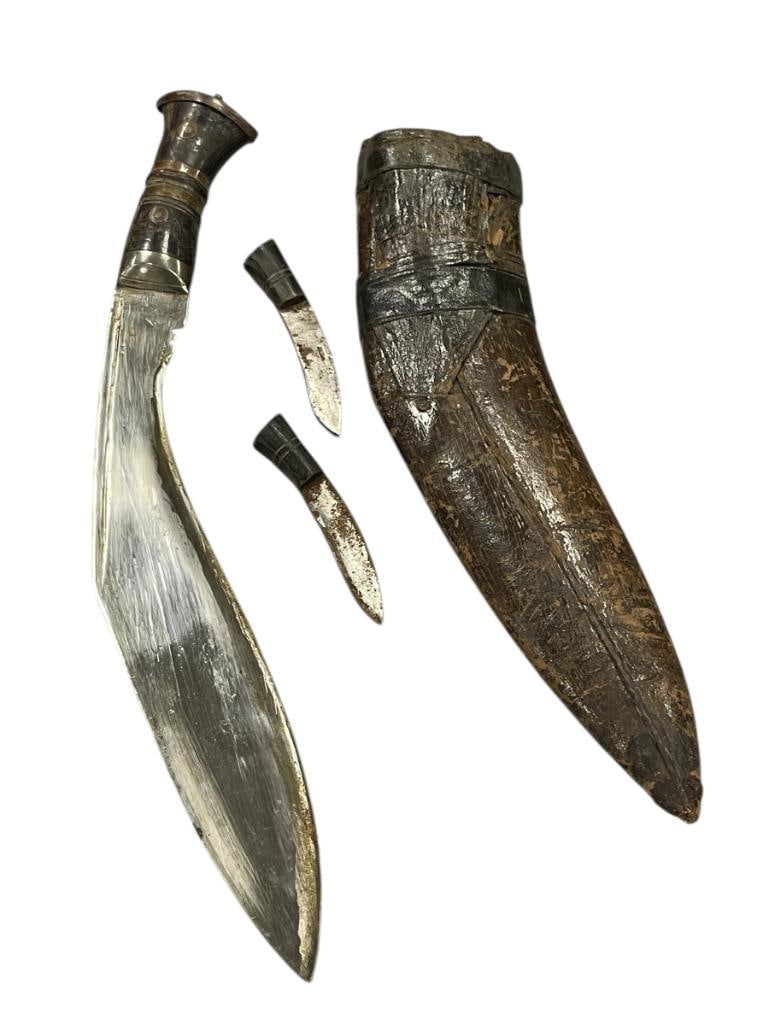 VINTAGE GHURKA KUKRI INDIA MADE KNIFE FEATURING LEATHER COVERED SCABBARD AND TWO SMALLER KNIVES (1 of 10)