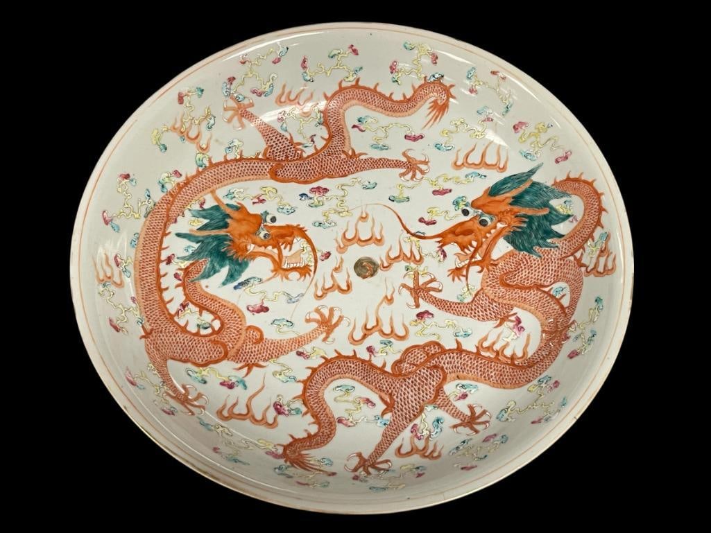 1700'S GREAT QING QIANLONG PERIOD CHINESE PORCELAIN BOWL WITH FIVE-CLAWED DRAGONS AND FLAMING PEARL: LARGE PORCELAIN BOWL FEATURING TWO ORANGE DRAGONS WITH FIVE-CLAWS AROUND A FLAMING PEARL AND DECORATED ON THE EXTERIOR WITH YELLOW AND PINK DRAGON SURROUNDED BY CLOUDS IN VARIOUS COLORS, BEARS AN APOC