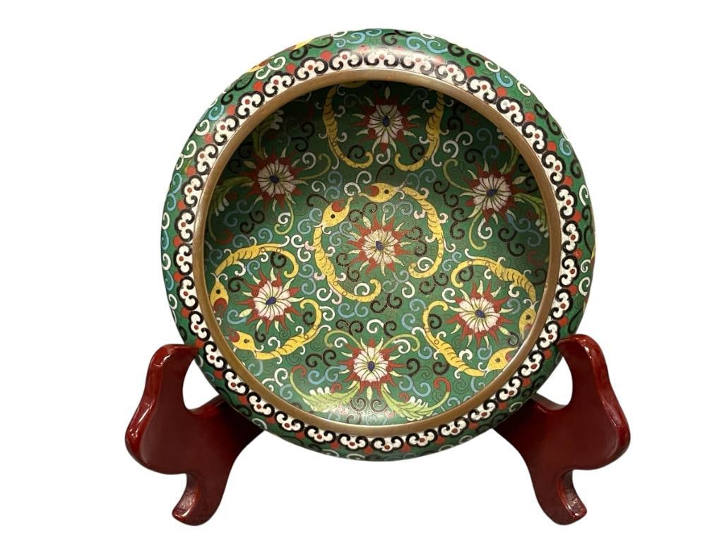 19TH CENTURY CHINESE QING DYNASTY TONGZHI CLOISONNE ENAMELED BRUSH POT ON COPPER WITH FLOWERS: ROUND CLOISONNE BRUSH POT DECORATED WITH FLOWERS AND YELLOW INSECTS WITH GREEN BACKGROUND, MARKED ON THE BOTTOM WITH CHARACTERS ON THE BOTTOM, IN GOOD CONDITION WITH NO HEAVY WEAR ON DENTS ALONG THE B