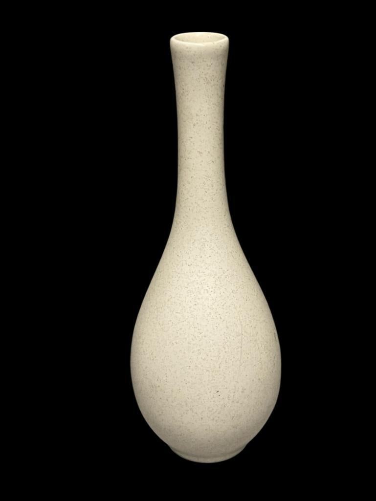MID-CENTURY WHITE SPECKLED POTTERY CERAMIC TALL BUD VASE: LIGHT SCUFF MARKS, NO CHIPS OR CRACKS 7 3/4" H 