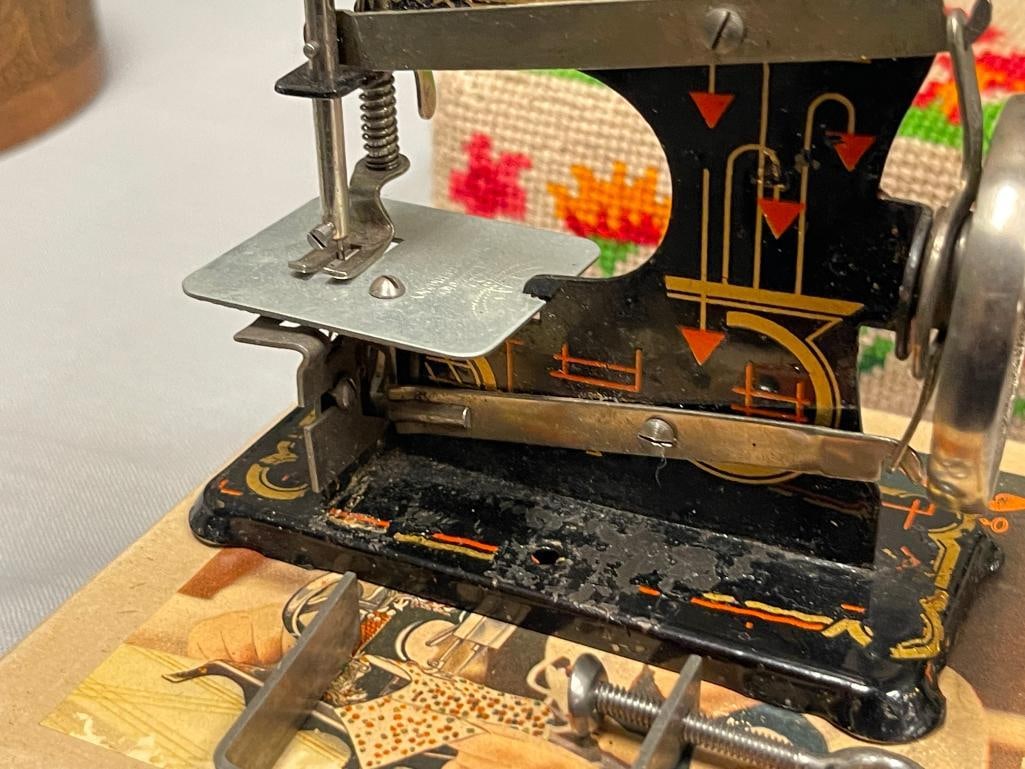 VINTAGE CASIGE SEW-O-MATIC CHILDRENS TOY SEWING MACHINE CIRCA 1900'S - 1930'S - 3