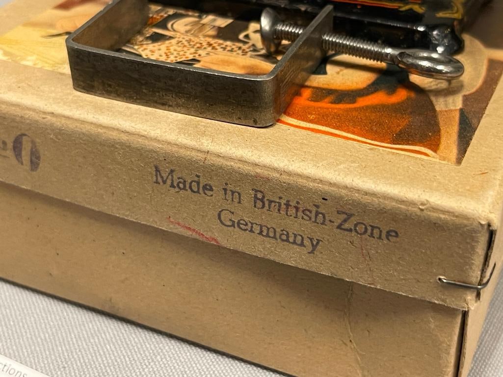 VINTAGE CASIGE SEW-O-MATIC CHILDRENS TOY SEWING MACHINE CIRCA 1900'S - 1930'S - 4