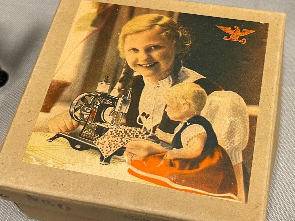 VINTAGE CASIGE SEW-O-MATIC CHILDRENS TOY SEWING MACHINE CIRCA 1900'S - 1930'S - 5