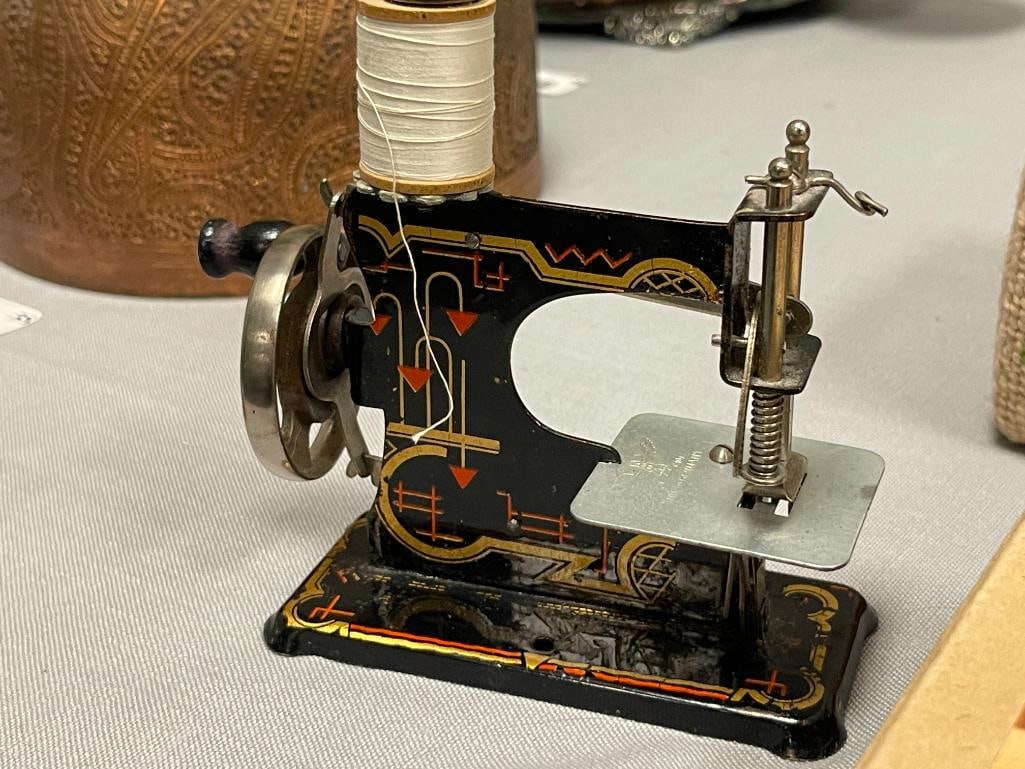 VINTAGE CASIGE SEW-O-MATIC CHILDRENS TOY SEWING MACHINE CIRCA 1900'S - 1930'S - 6