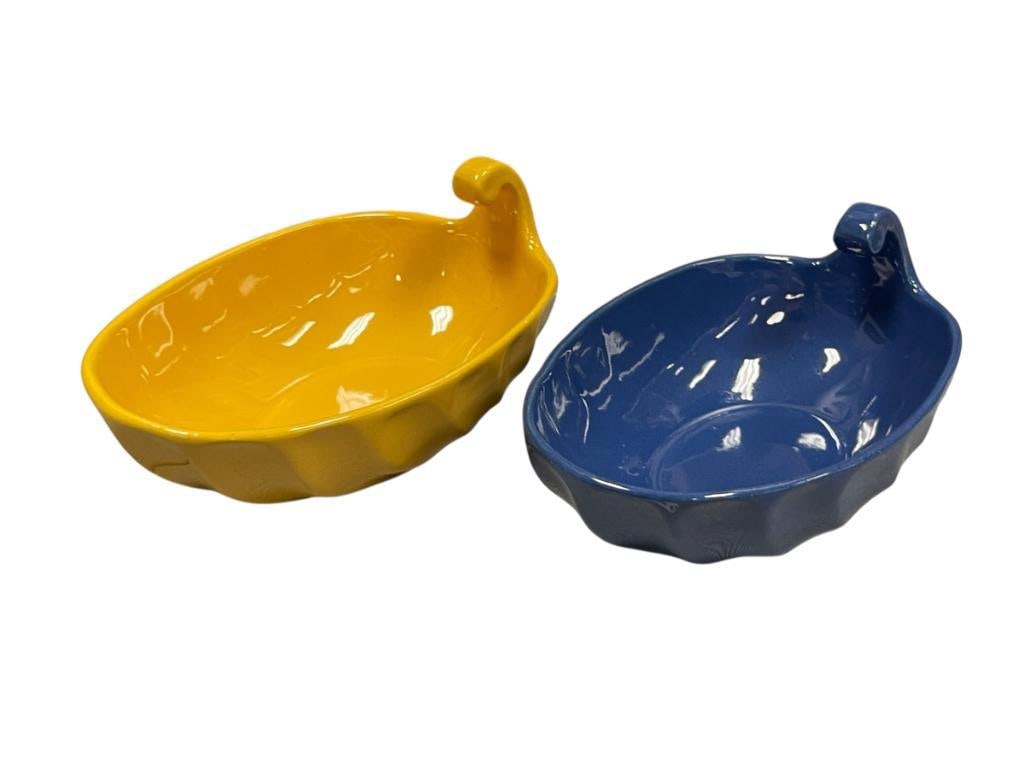MID-CENTURY BAUER CALIFORNIA ART POTTERY SWIRL PICKLE DISHES IN YELLOW AND BLUE: SWIRL PATTERN WITH STYLIZED HANDLE, BOTH MARKED BAUER ON THE BOTTOM, NO CHIPS OR CRACKS 6 3/4" L 