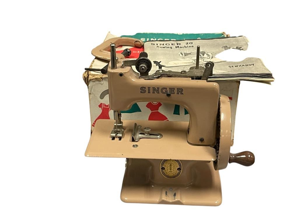 VINTAGE SINGER SEWHANDY MODEL 20 CHILDRENS TOY SEWING MACHINE CIRCA 1955 (1 of 8)