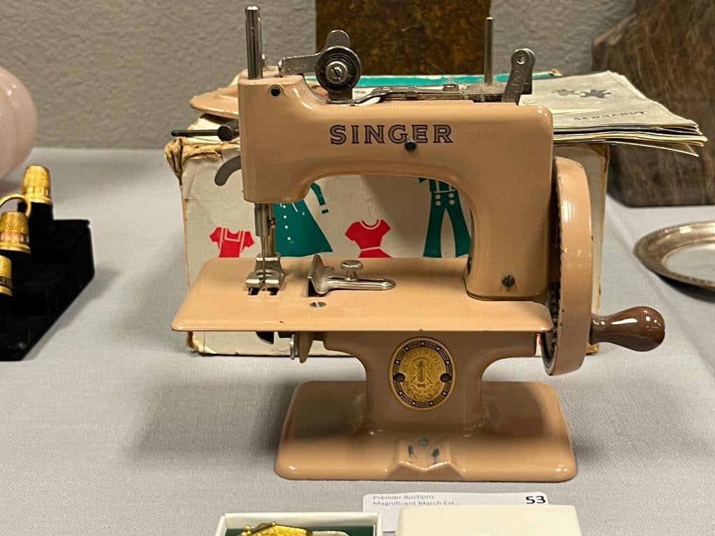 VINTAGE SINGER SEWHANDY MODEL 20 CHILDRENS TOY SEWING MACHINE CIRCA 1955 - 2