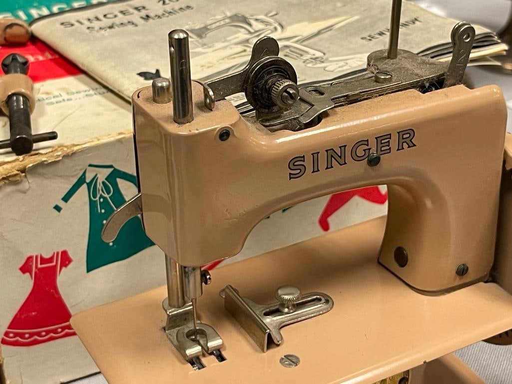 VINTAGE SINGER SEWHANDY MODEL 20 CHILDRENS TOY SEWING MACHINE CIRCA 1955 - 3