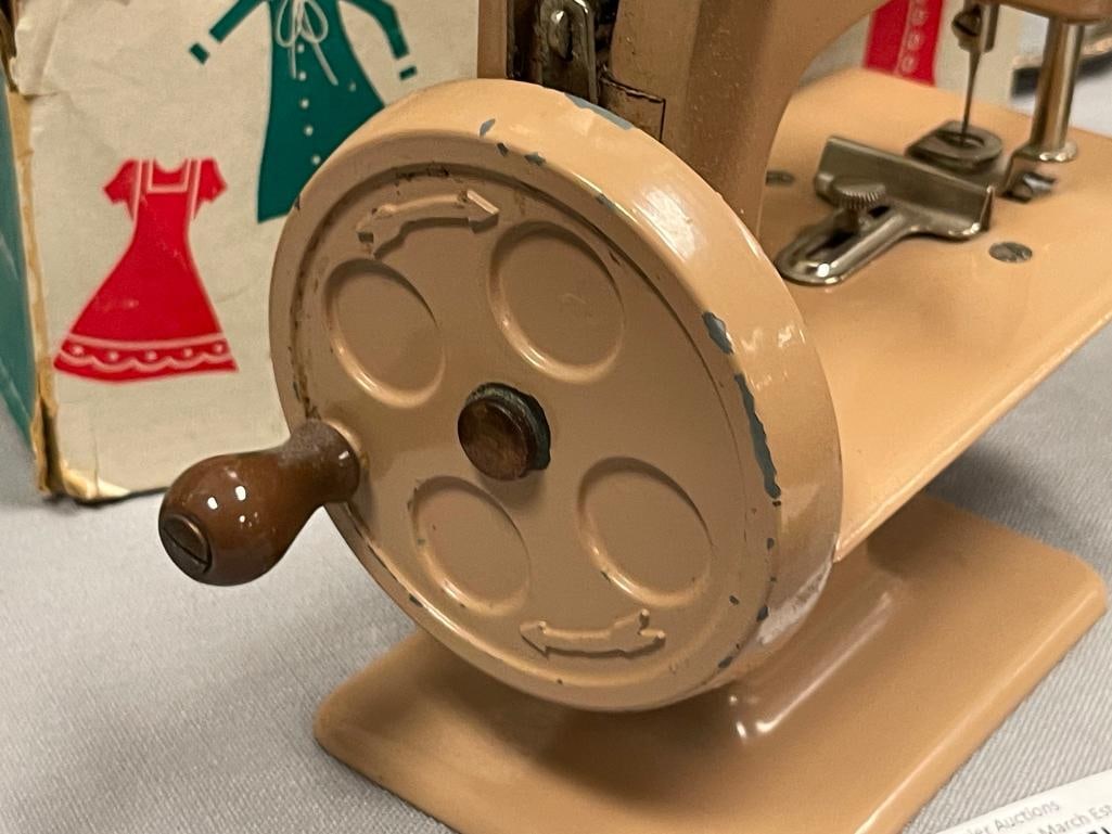 VINTAGE SINGER SEWHANDY MODEL 20 CHILDRENS TOY SEWING MACHINE CIRCA 1955 - 4