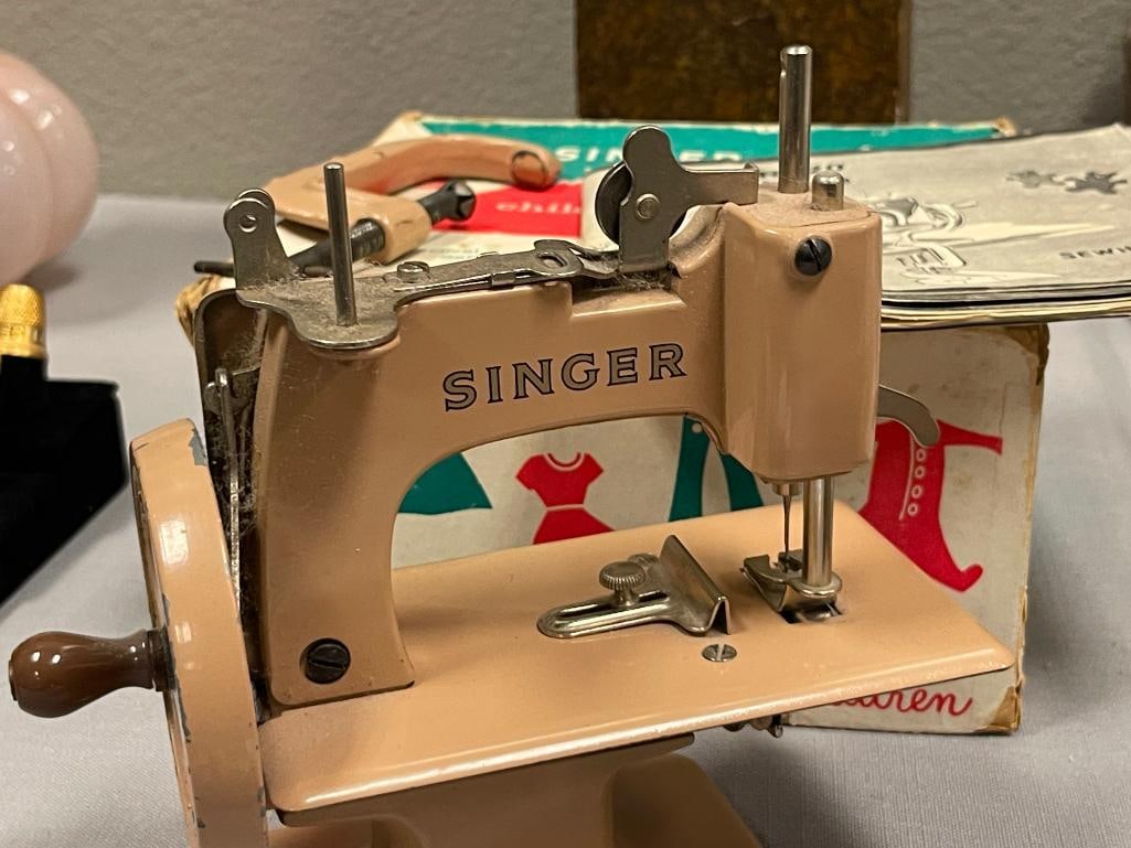 VINTAGE SINGER SEWHANDY MODEL 20 CHILDRENS TOY SEWING MACHINE CIRCA 1955 - 5