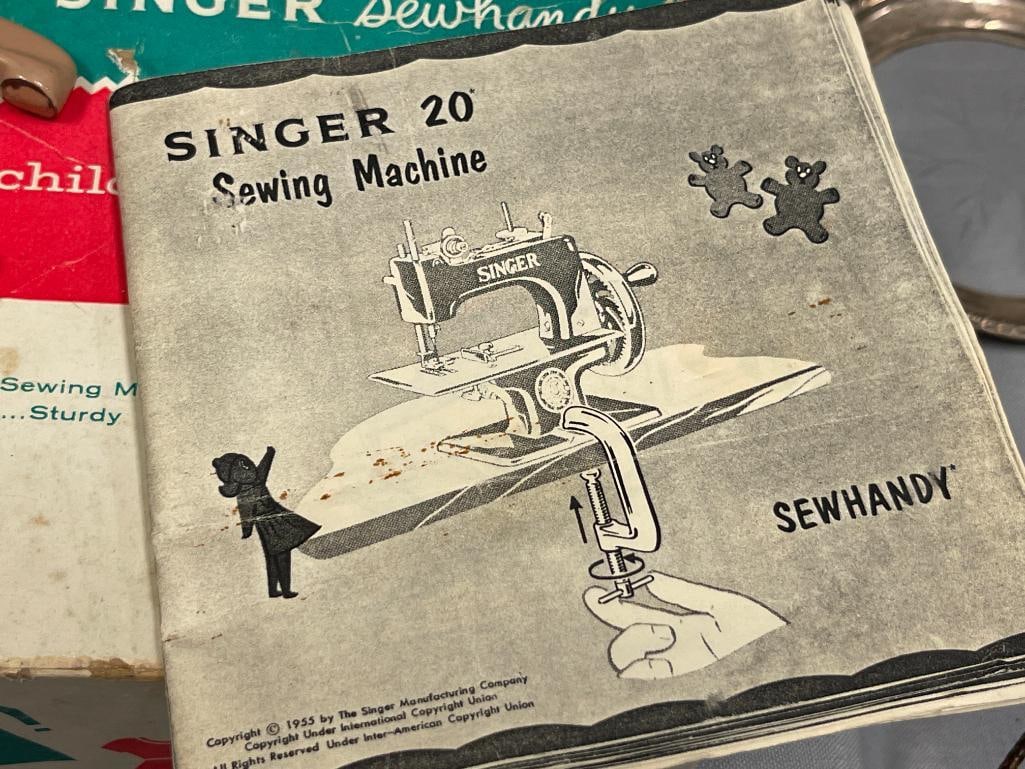 VINTAGE SINGER SEWHANDY MODEL 20 CHILDRENS TOY SEWING MACHINE CIRCA 1955 - 7