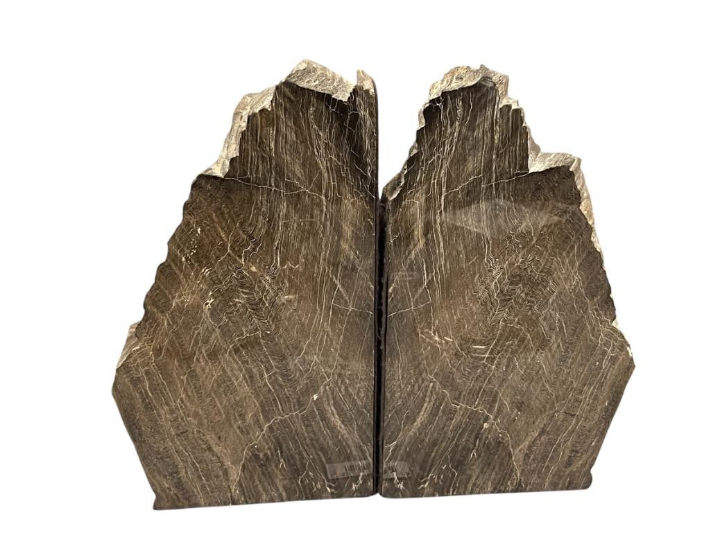 LARGE BROWN PETRIFIED WOOD BOOKENDS WITH POLISHED AND SEMI-POLISHED FACES: BROWN PETRIFIED WOOD BOOKENDS WITH WHITE VEINS, FELT LINED BOTTOM AND SIDES APPROX 13" X 7 1/2" X 2 1/2" 