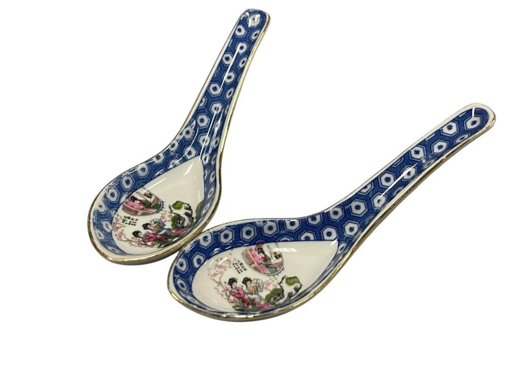 VINTAGE CHINESE PORCELAIN SOUP / RICE SPOONS BLUE AND WHITE DECORATION WITH RICE GRAIN PATTERNS: SCENE OF FIGURES INSIDE SPOON WITH GILT EDGE, LIGHT WEAR TO GILDING AND BLUE DECORATION 5 1/2" L 