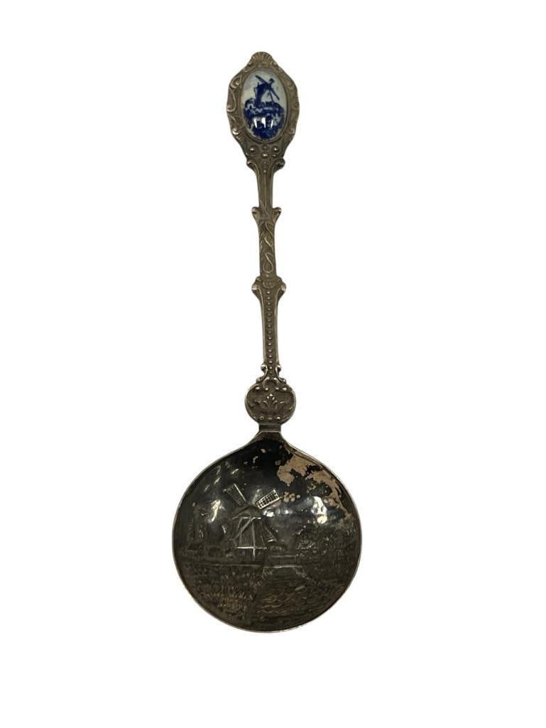 VINTAGE STERLING SILVER DUTCH SOUVENIR SPOON WITH REPOUSSE BOWL AND DELFT HANDLE 15 GRAMS: REPOUSSE WINDMILL SCENE ON THE BOWL AND DECORATIVE HANDLE WITH DELFT ACCENT, TOTAL WEIGHT 15 GRAMS 4 7/8" L 