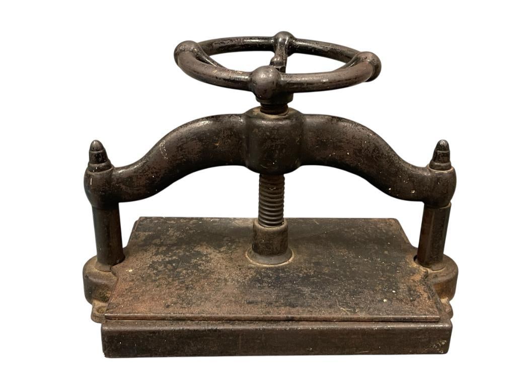 ANTIQUE CAST IRON BOOKBINDING PRESS (1 of 11)