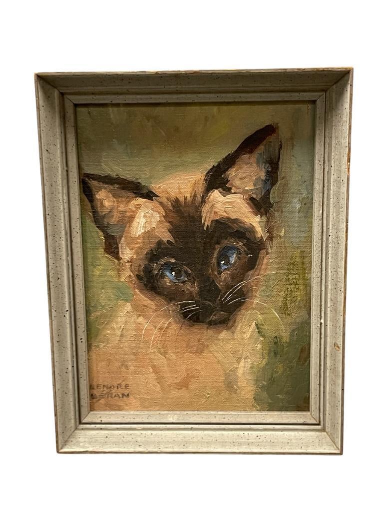 LENORE BERAN CHICAGO BORN / CALIFORNIA ARTIST ORIGINAL OIL ON CANVAS BOARD SIAMESE PORTRAIT: LENORE BERAN (1925-2005) BORN IN CHICAGO ILLINOIS, MOVED TO CALIFORNIA IN THE 1940'S, ART DEPICTS PORTRAIT OF A SIAMESE CAT WITH GREEN BACKGROUND, SIGNED LOWER LEFT, ARTIST INFO ON THE BACK, FRAMED 
