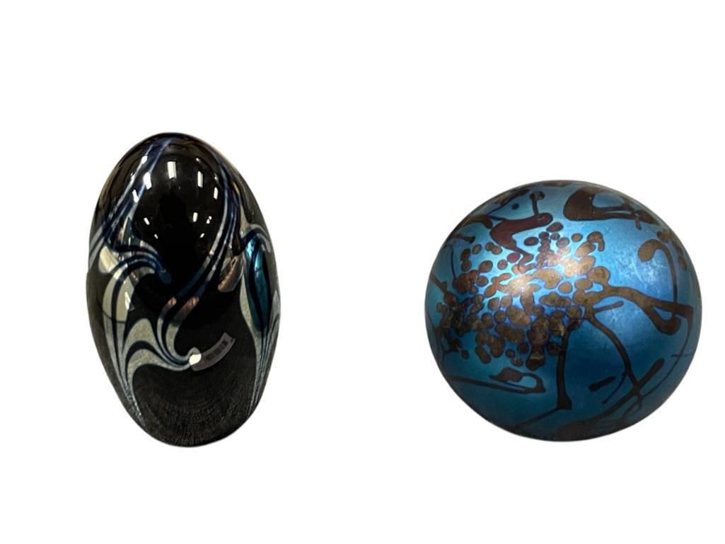 STEVEN CORREIA SILVER SWIRL EGG PAPERWEIGHT AND DON RICHARDSON IRIDESCENT ART GLASS PAPERWEIGHT: STEVEN CORREIA SILVER SWIRL AND BLUE ART GLASS EGG PAPERWEIGHT, SIGNED ON THE BOTTOM, AND DON RICHARDSON BLUE IRIDESCENT SWIRL ROUND PAPERWEIGHT FOR CARLSON GLASS SIGNED ON THE BOTTOM AND DATED