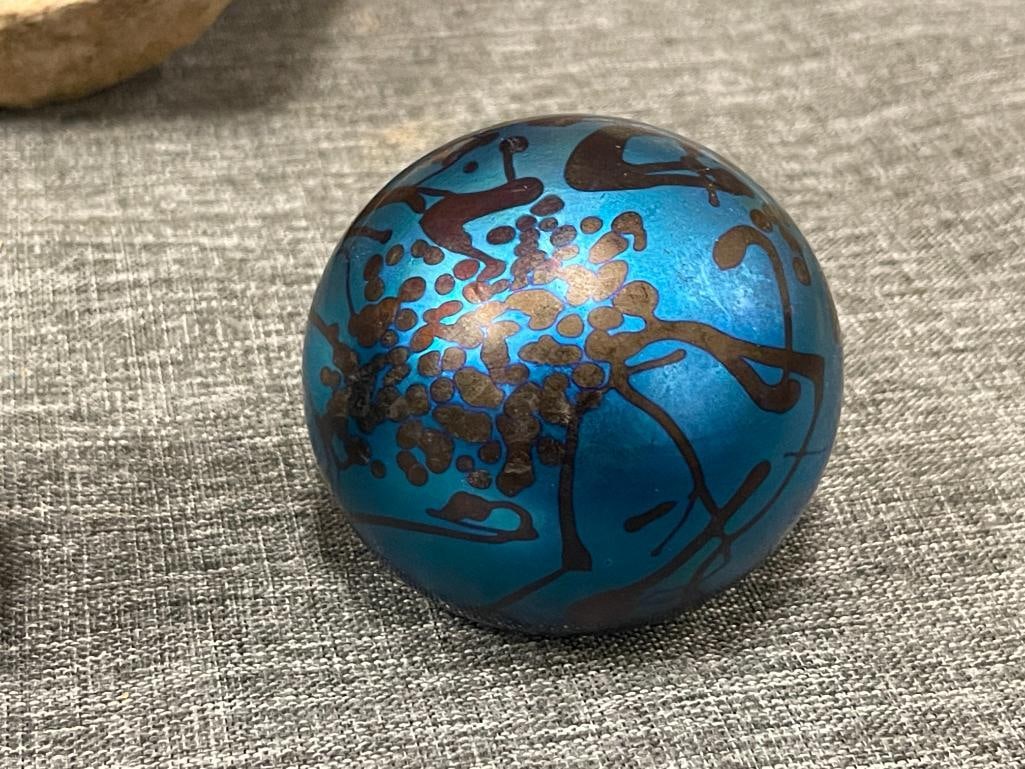 STEVEN CORREIA SILVER SWIRL EGG PAPERWEIGHT AND DON RICHARDSON IRIDESCENT ART GLASS PAPERWEIGHT - 2