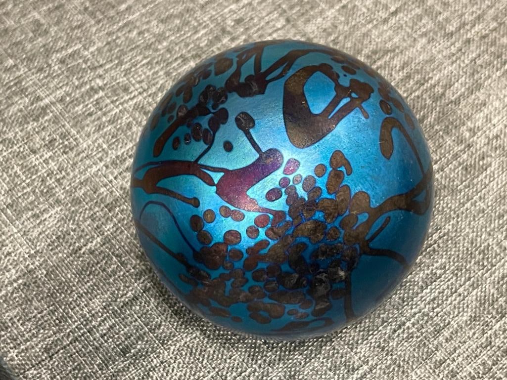 STEVEN CORREIA SILVER SWIRL EGG PAPERWEIGHT AND DON RICHARDSON IRIDESCENT ART GLASS PAPERWEIGHT - 3