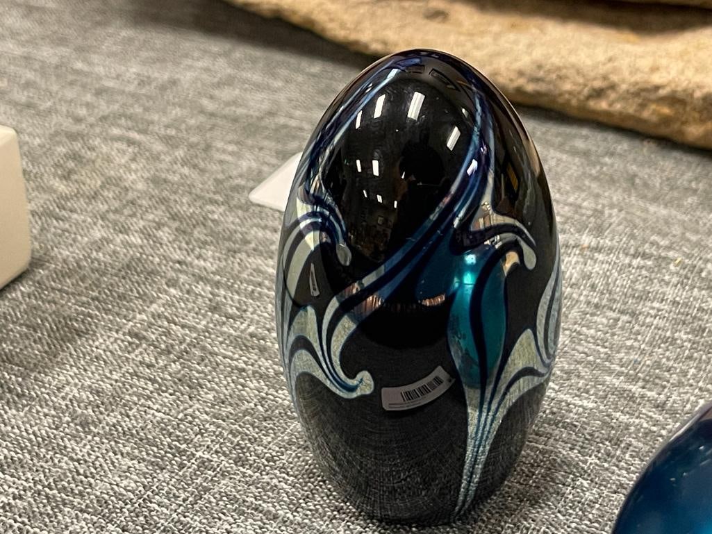 STEVEN CORREIA SILVER SWIRL EGG PAPERWEIGHT AND DON RICHARDSON IRIDESCENT ART GLASS PAPERWEIGHT - 5