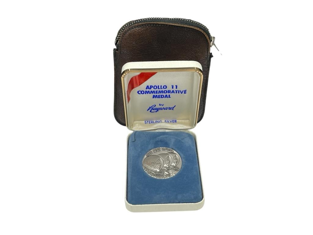 VINTAGE APOLLO 11 COMMERMOATIVE STERLING SILVER MEDAL " FIRST MOON LANDING " BY HAYWARD: IN ORIGINAL CASE, FEATURING ASTRONAUTS OF APOLLO 11 COLLINS, ALDRIN, AND ARMSTRONG 1 1/8", 14.03 GRAMS 