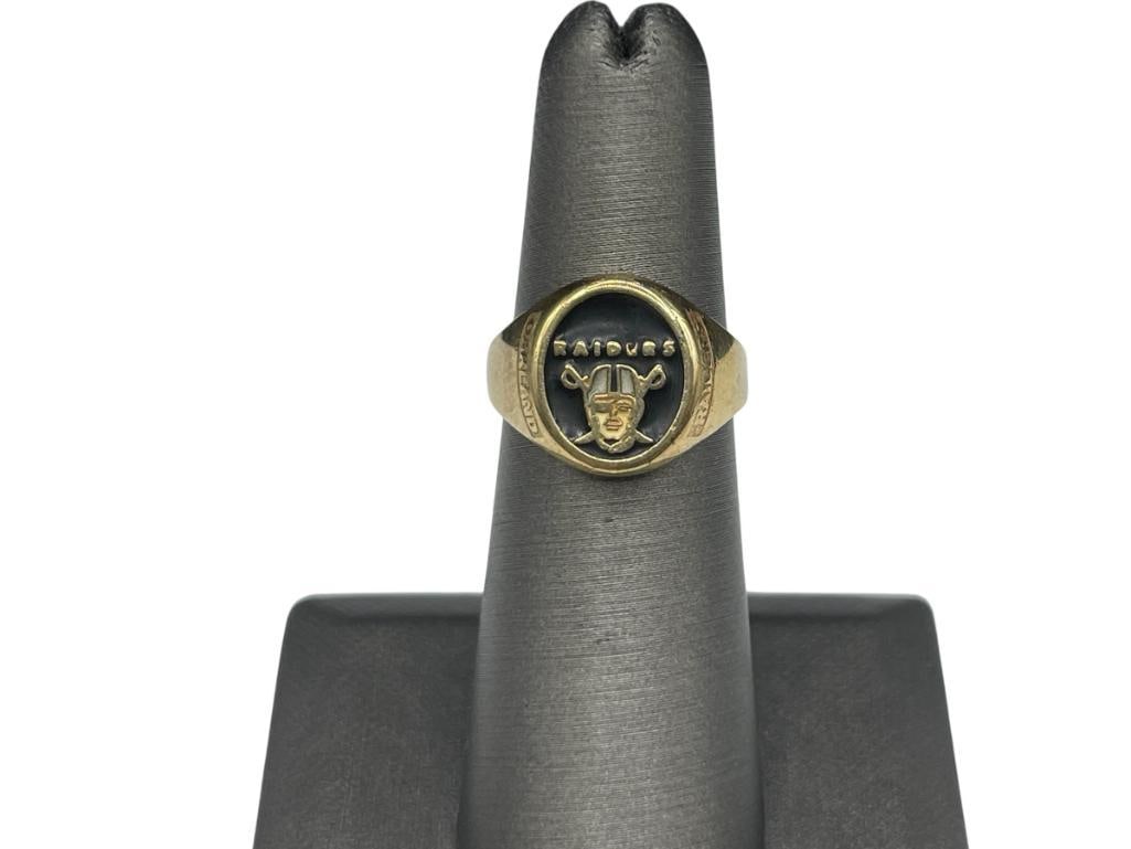 VINTAGE 10K YELLOW GOLD OAKLAND RAIDERS INSIGNIA RING: BAND HAS BEEN CUT SIZE 6, 1/2" FRONT, 3.26 GRAMS 