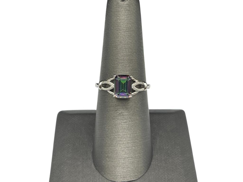STERLING SILVER EMERALD CUT RAINBOW TOPAZ RING: SIZE 7 1/4, 8MM X 6MM MYSTIC TOPAZ, 2.32 GRAMS 