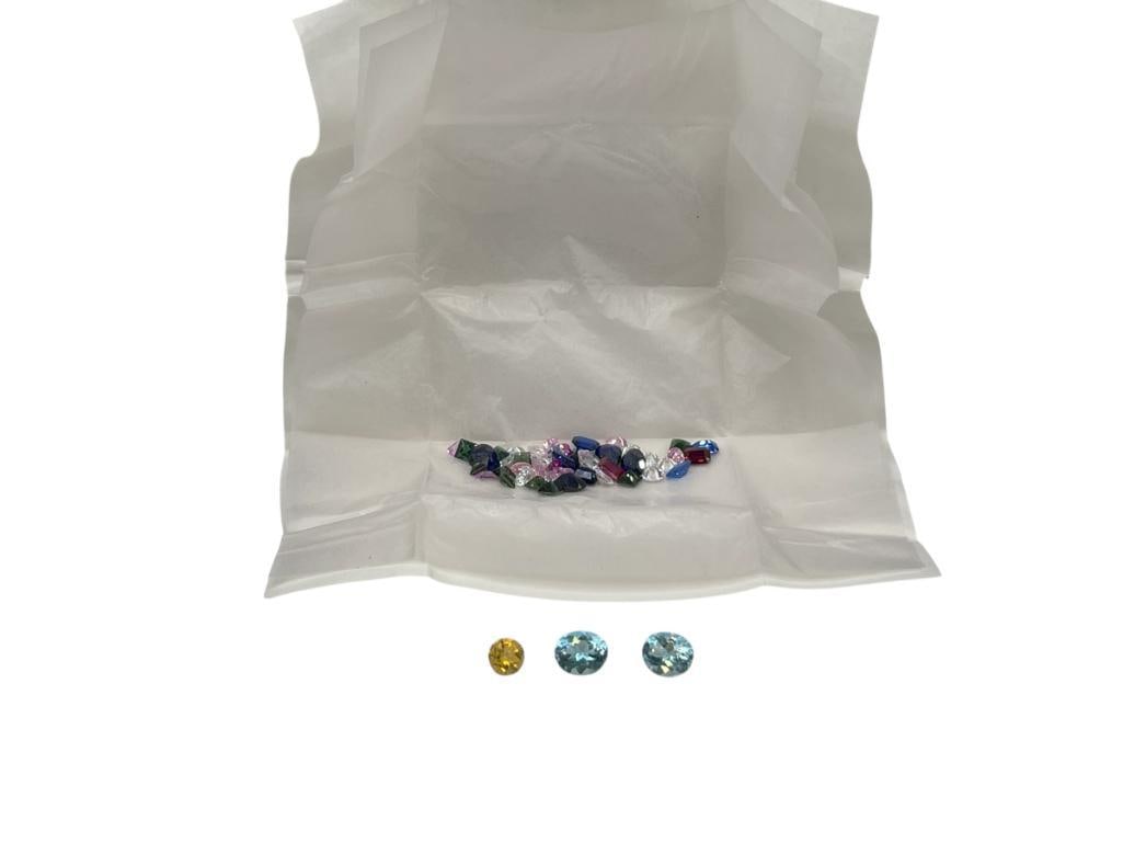 ASSORTED LOOSE GEMSTONES AND SIMULATED GEMSTONES: INCLUDES TWO OVAL CUT BLUE TOPAZ, ONE ROUND CUT CITRINE, AND VARIOUS CUT SIMULATED GEMSTONES BLUE TOPAZ ARE EACH APPROX. 5CT, 50CT OF SIMULATED GEMSTONES 