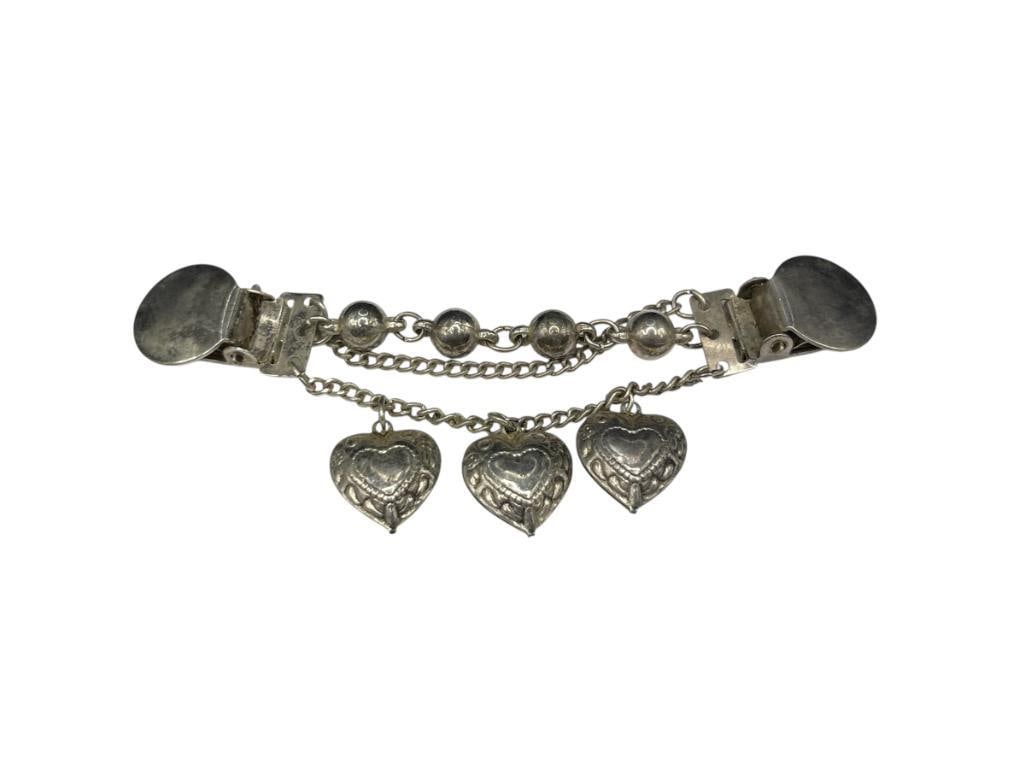 VINTAGE SILVERPLATED COLAR SWEATER CLIP FEATURING HEART CHARM DANGLES: 4 3/4", 15.74 GRAMS 