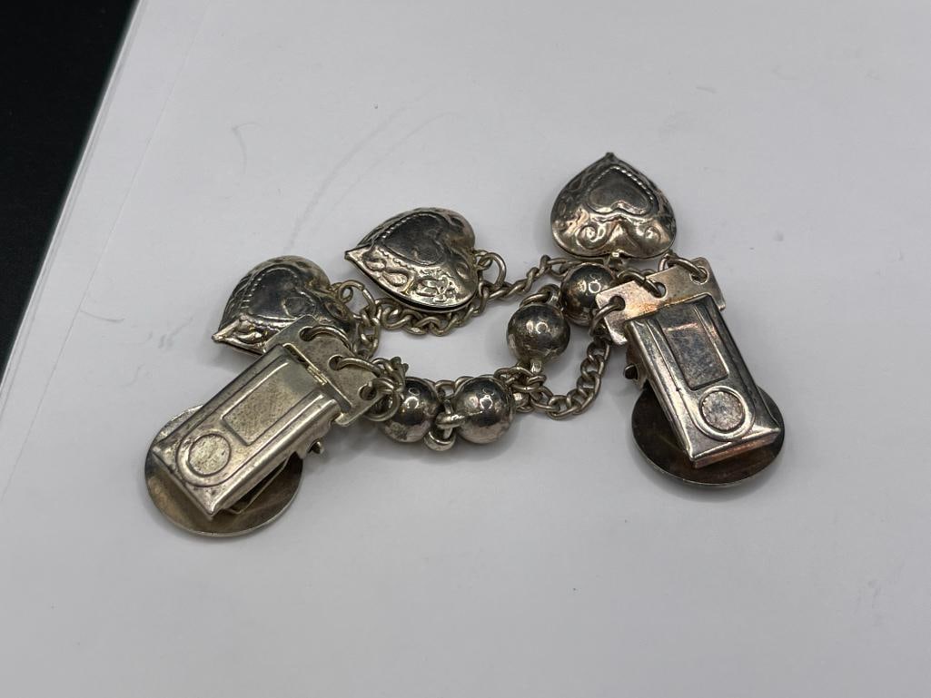 VINTAGE SILVERPLATED COLAR SWEATER CLIP FEATURING HEART CHARM DANGLES - 4