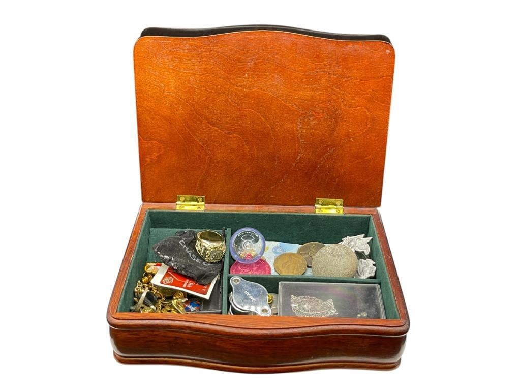 MEN'S JEWELRY CASE FILLED WITH WHEAT CENTS, GOLD FILLED PINS, TOKENS, BRONZE MEDALS, AND MORE: ELEGANT CHERRY WOOD CASE WITH GREEN FELT LINER CASE IS 9" X 6" X 2 1/2" 