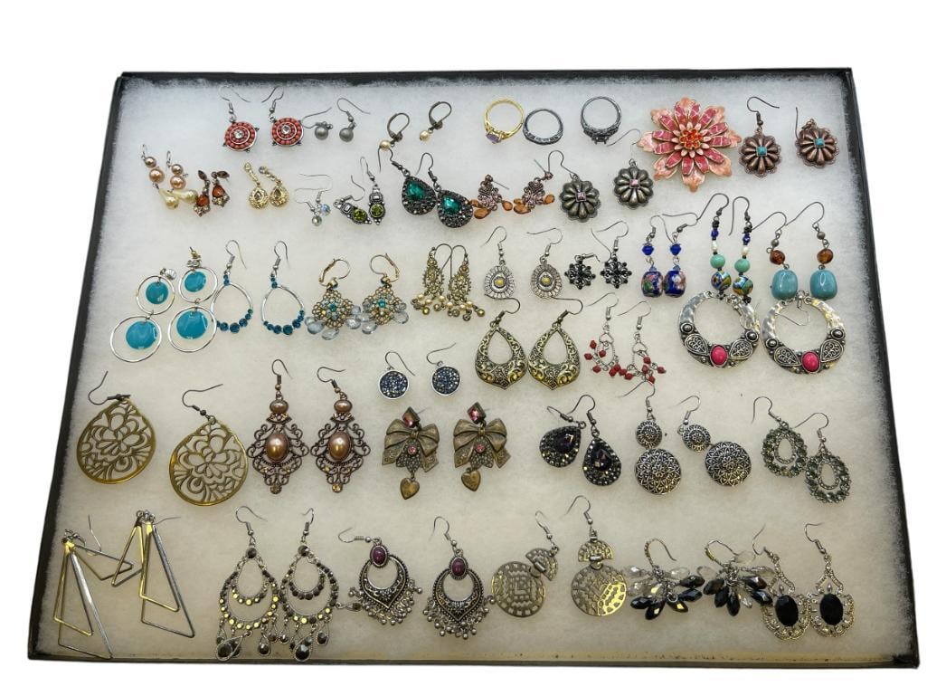 ASSORTED LADIES COSTUME JEWELRY EARRINGS, RINGS, AND A BROOCH (1 of 11)