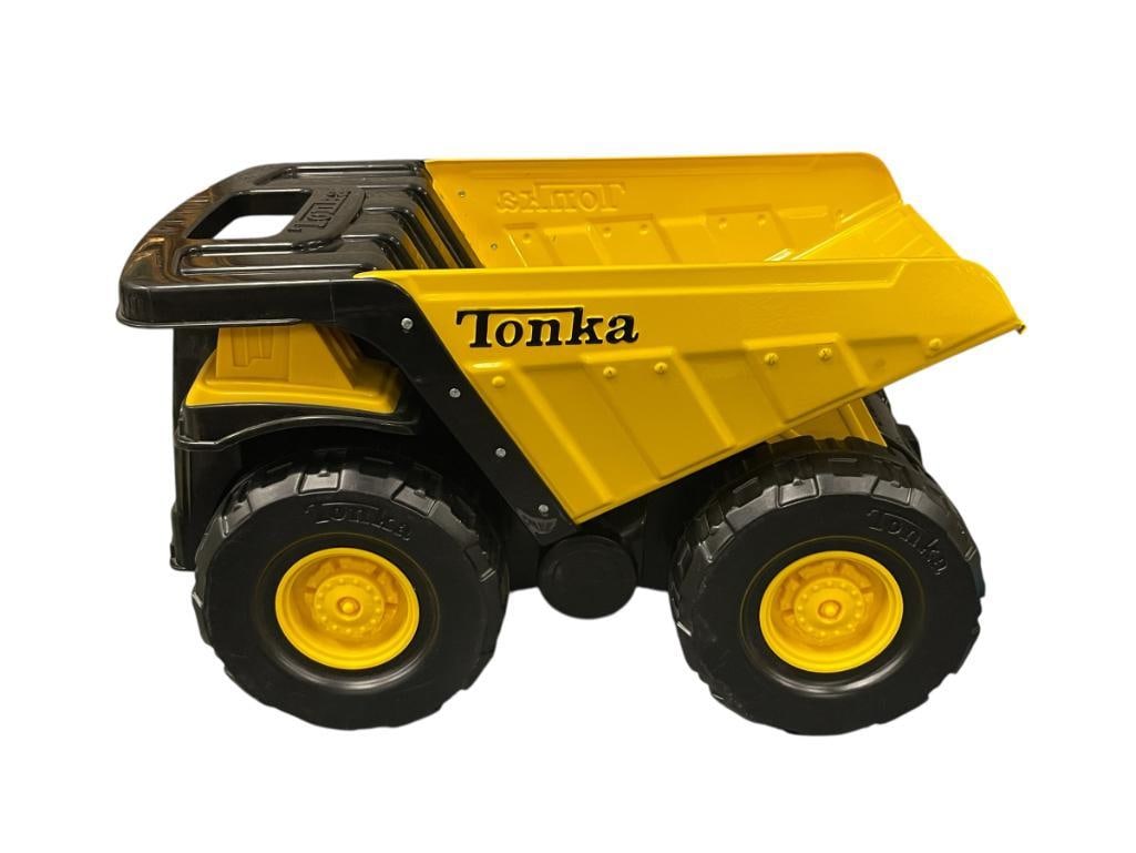 LARGE CHILDRENS TONKA DUMP TRUCK CONSTRUCTION TOY PLASTIC AND PRESSED STEEL: BLACK AND YELLOW CHILDREN'S CONSTRUCTION TOY WITH DUMP BED 19 1/2" L, 11 1/2" H 
