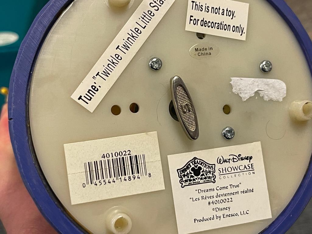 WALT DISNEY SHOWCASE MUSICAL ANIMATED FIGURINE OF PINOCCHIO TITLED DREAMS COME TRUE BY ENESCO - 8