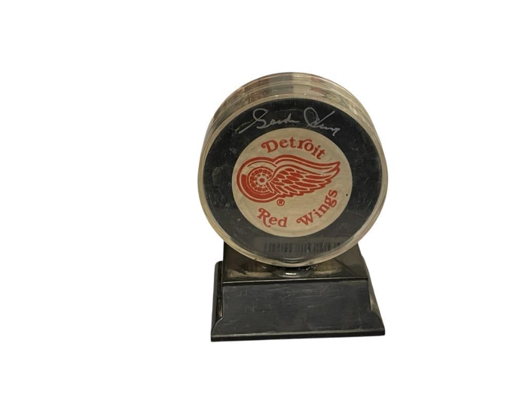 GORDIE HOWE HOF FORMER HOCKEY PLAYER AUTOGRPAHED HOCKEY PUCK: GORDIE HOWE (1928-2016) WAS A LEGENDARY PLAYER IN THE 1950'S WINNING FOUR STANLEY CUPS, IN PUCK DISPLAY 